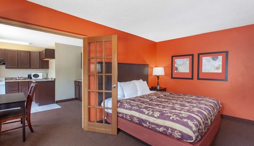 Deluxe Suite, 1 Bedroom, Non Smoking (1 King Bed)