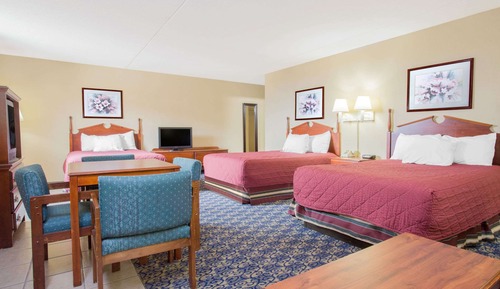 Suite, 1 Bedroom, Non Smoking (1 King Bed and 2 Double Beds)