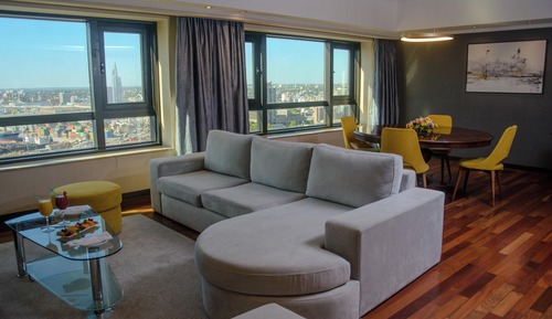 Suite, 1 Queen Bed, Non Smoking (Ambassador)