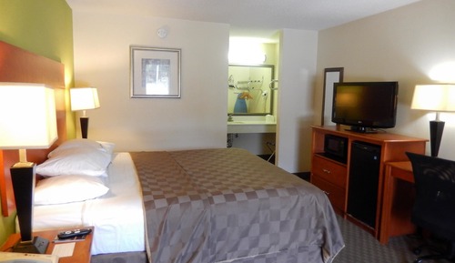 Deluxe Room, 1 King Bed, Smoking, Refrigerator & Microwave