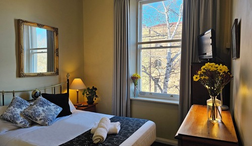 Petite Double Room 