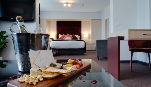 Deluxe Suite, 1 Queen Bed (Spa Bath)