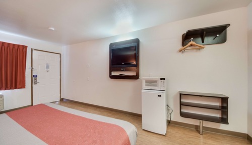 Deluxe Suite, 1 Queen Bed, Smoking