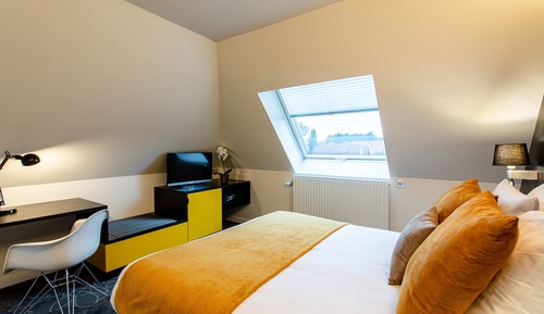Premium Room, 1 Queen Bed, Non Smoking, Pool Access