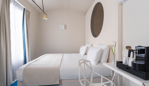 Triple room - Complimentary soft minibar, courtesy tray, Chromecast - Snacks and digital press
