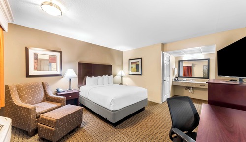 Standard Room, 1 Queen Bed, Smoking, Refrigerator & Microwave
