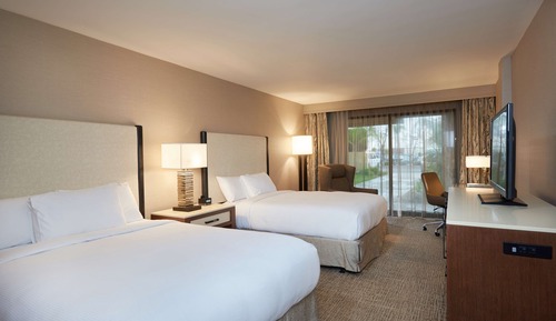 Room, 2 Queen Beds, Accessible (Roll-in Shower)