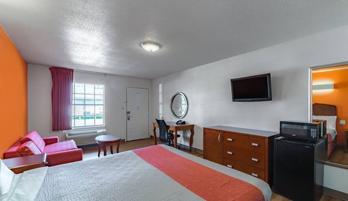 Executive Room, 1 King Bed, Non Smoking, Refrigerator & Microwave