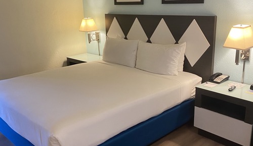 Deluxe Room, 1 King Bed, Pool View, Poolside