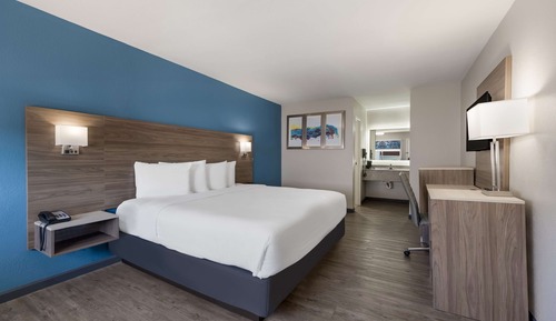 Standard Room, 1 King Bed, Accessible, Refrigerator & Microwave