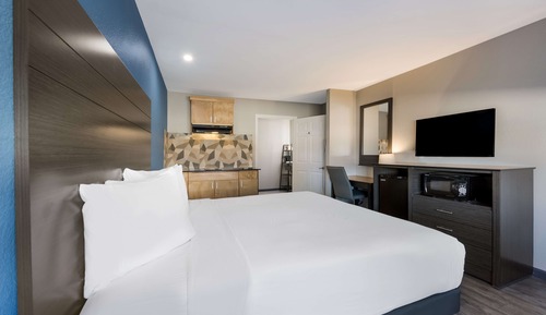 Standard Room, 1 King Bed, Non Smoking, Kitchenette