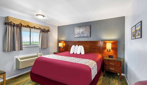 Room, 1 King Bed, Smoking