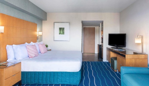 Waikiki Tower Partial Ocean View Room King Bed
