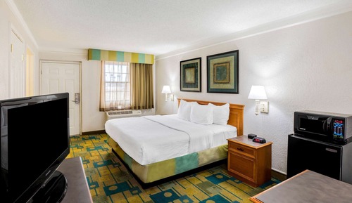 Room, 1 King Bed, Accessible, Non Smoking (Mobility/Hearing, Tub w/ Grab Bars)