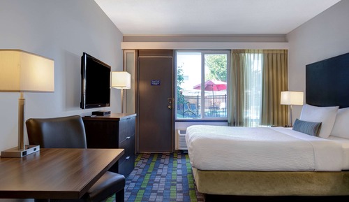 Superior Room, 1 Queen Bed, Non Smoking, Pool View