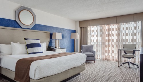 Deluxe Room, 1 King Bed, Lake View