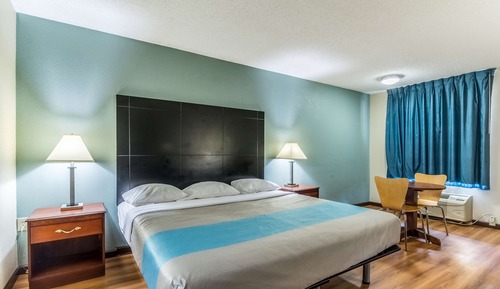 Deluxe Room, 1 King Bed, Accessible, Smoking