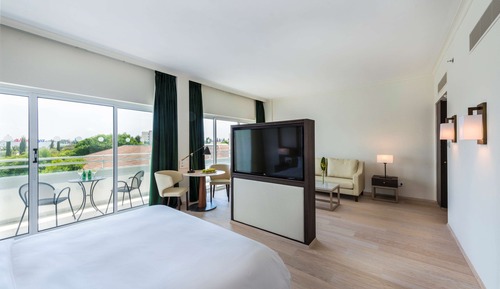 Junior Room, 1 King Bed