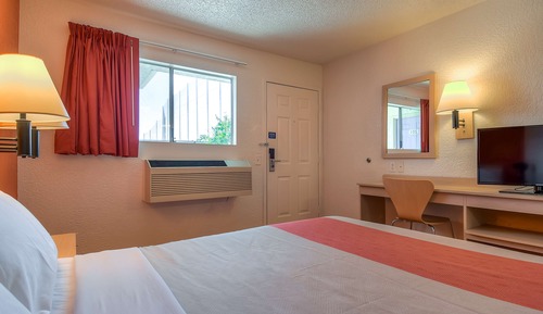 Deluxe Room, 1 Queen Bed, Non Smoking, Refrigerator & Microwave