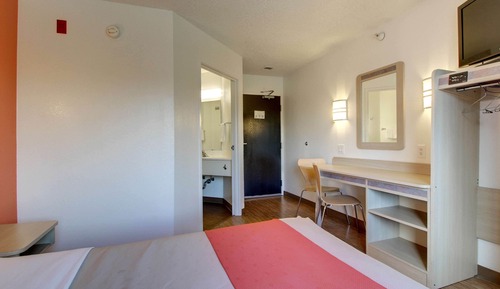 Deluxe Room, 1 Queen Bed, Smoking, Refrigerator & Microwave