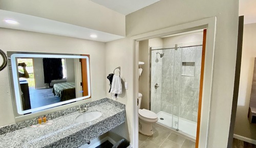 Basic Room, 1 Queen Bed, Accessible, Smoking