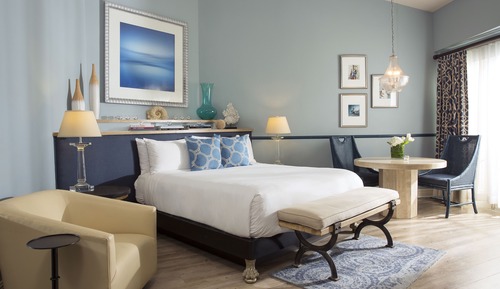 Signature Suite, 1 King Bed, Bathtub, Pool View