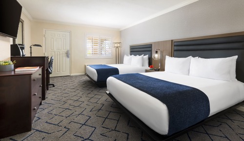 Room, Multiple Beds, Courtyard View