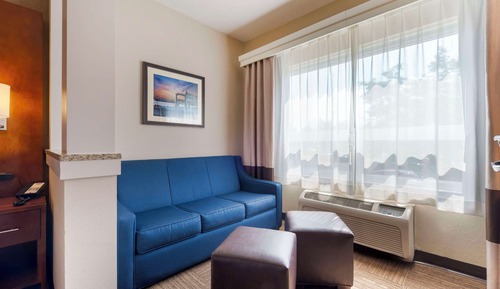 Ground Floor Lake View Queen Suite