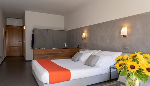 Junior Suite, Partial Lake View