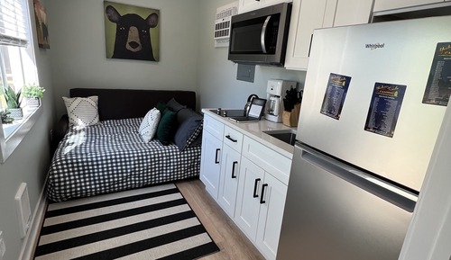 House, 1 Bedroom (No pets, tiny house, linens included)