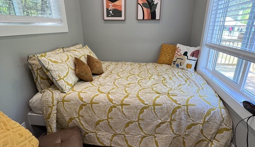House, 1 Bedroom (No pets, tiny house, linens included)