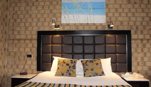 Deluxe Room (Queen)