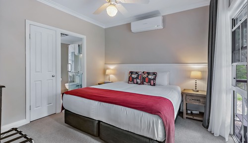 Luxury Cottage, Multiple Beds, Fireplace, River View (4 Adult 2 Ensuites 2 Room)