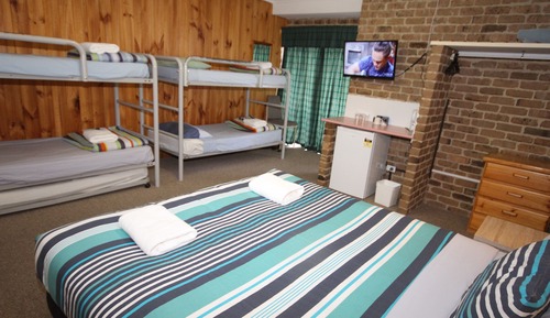 Standard Family Room 6 people (King Bed and 2 Bunks)