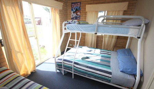 Budget Family Room 6 people (King Bed and 2 Bunks)