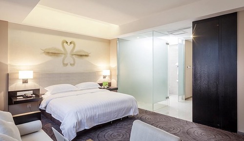 Double Room (Extreme Sassy)
