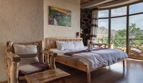 Traditional Suite, 1 King Bed, Balcony, Mountain View