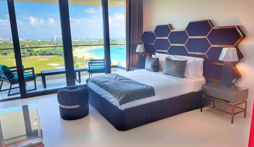 703: Grand Studio Suite, 1 Queen Bed, Sea View