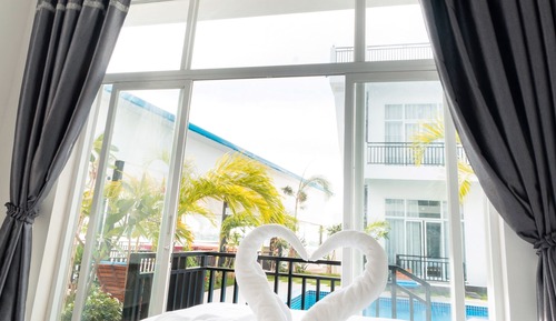 Business Double Room, 1 King Bed, Pool View