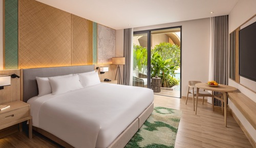 Superior Room, 1 King Bed, Pool Access