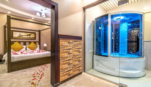 Honeymoon Suite