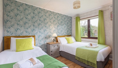 Signature Chalet, 2 Bedrooms, Hot Tub, Garden View