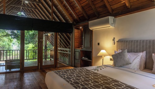 Superior Villa, 1 King Bed, Partial Lake View