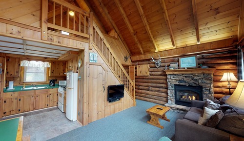 Classic Cabin, 2 Bedrooms, Fireplace, River View