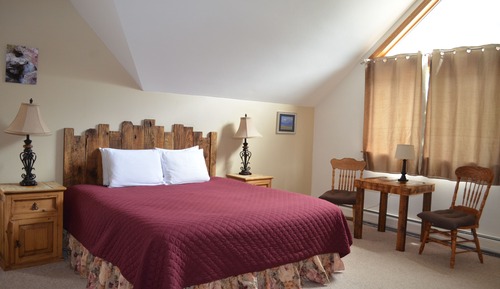 Deluxe Room, 1 King Bed, Mountain View (2nd Floor)