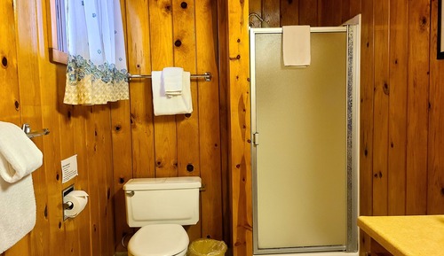 Classic Room, 1 Queen Bed, Refrigerator & Microwave (Cottage 12)