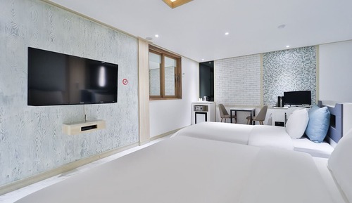 Business Twin Room (Check in/Out 2PM)