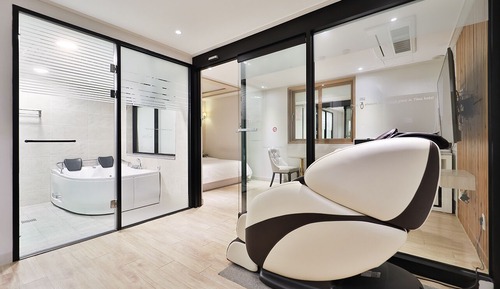 Deluxe Massage Room