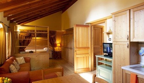 Honeymoon Studio, Multiple Beds, Bathtub, Mountain View (French bed and 2 single beds)