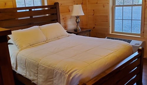 Lakeview Double-Bedroom Deluxe Cottage